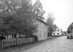 Hamngatan mot väster sett från Trädgårdsgatan. Närmast i bild Tigern 9 och längre bort syns J W Anderssons vita tvåvåningsbyggnad i Tigern 12. 1951-53