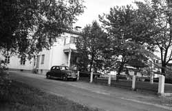 I korsningen Hamngatan-Agnegatan byggdes 1936 ett affärs- och bostadshus för J W Anderssons Maskin AB. 1951-53