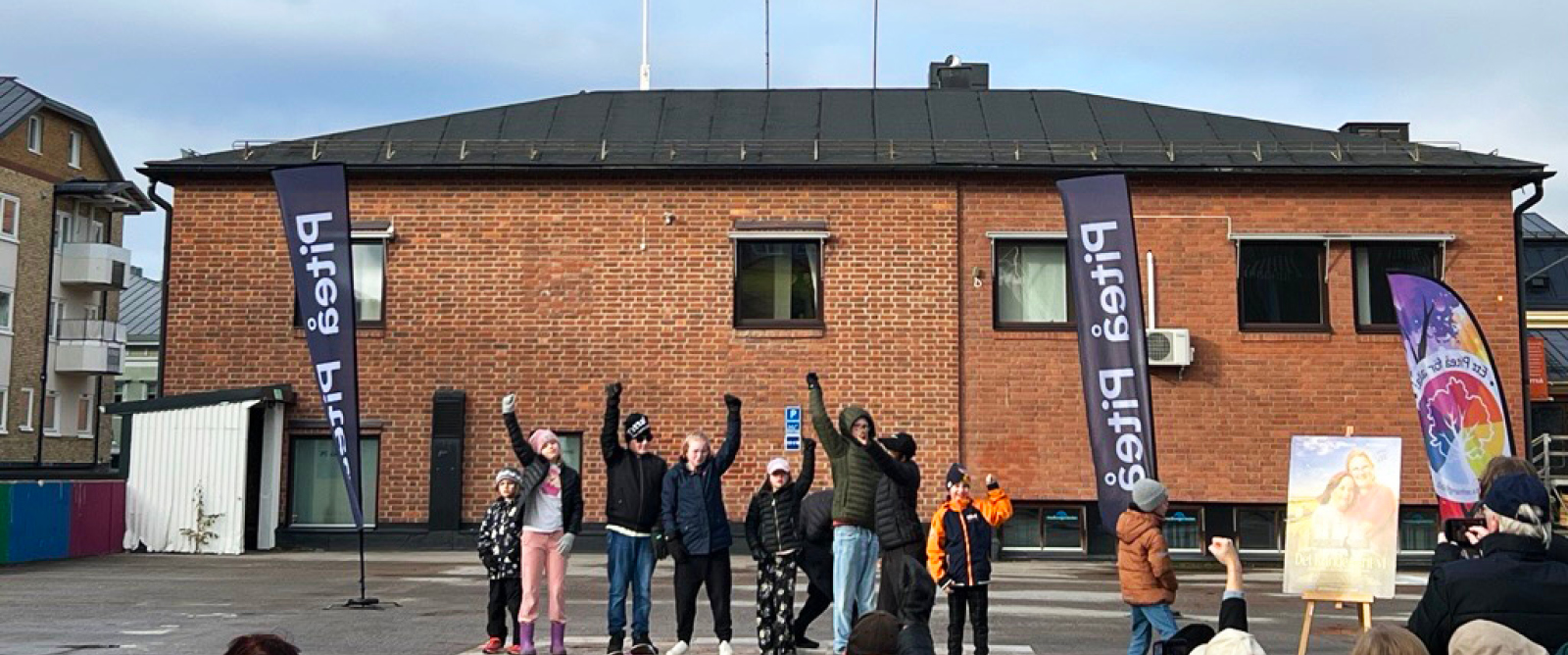 Anpassad grundskola bjöd på dans i solen