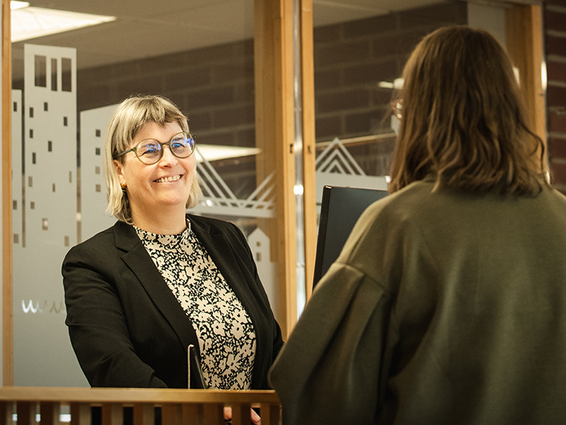 Uppdraget täcker allt ifrån att lotsa medborgare rätt i dialogen med kommunen till att boka borgerliga vigslar eller vara vittne på bröllop.