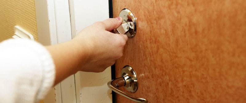 Lås dörrarna för att förhindra att gärningsmannen rör sig fritt i lokalerna.