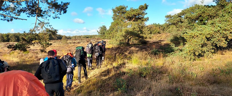 Vandring i olika naturtyper är en del av utbildningen.