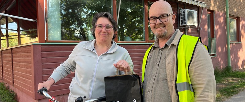 Ioanna Psallida får en presentpåse av Joakim Lundberg, Piteå kommun, som uppskattning för att hon väljer cykel. 