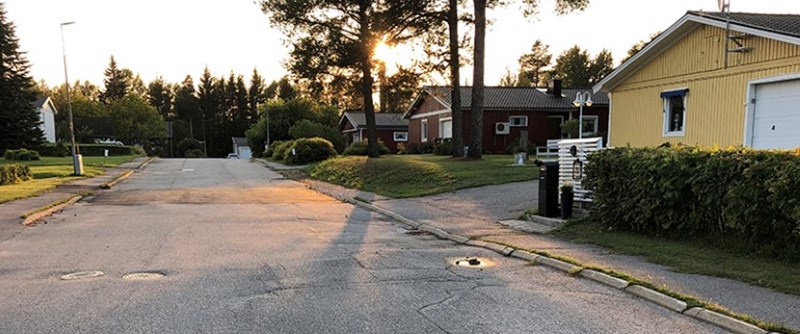 De gamla trottoarerna tas bort och ersätts av diken