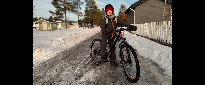 Dino började vintercykla för två år sedan. "Det bästa med att cykla på vintern är att man kommer snabbt till skolan", säger han. 