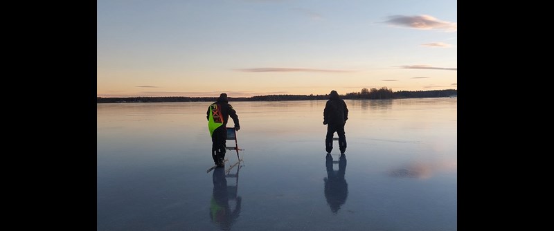 Två medarbetare från parkavdelningen som utför tidigt isarbete inför säsongstart