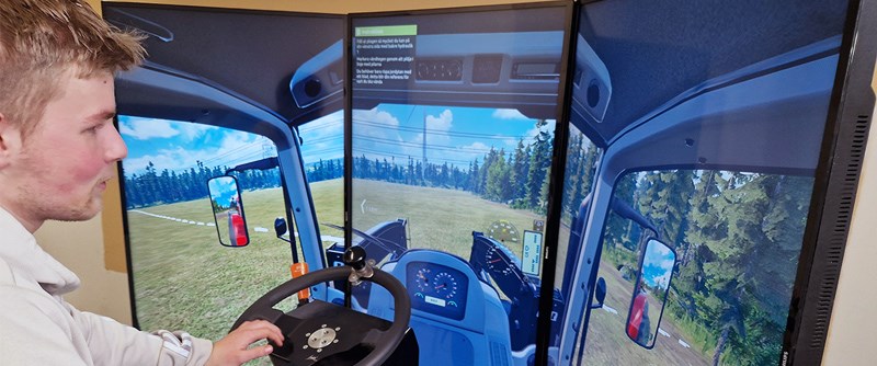 I vår simulator kan du öva att köra många olika maskiner inom naturbruk