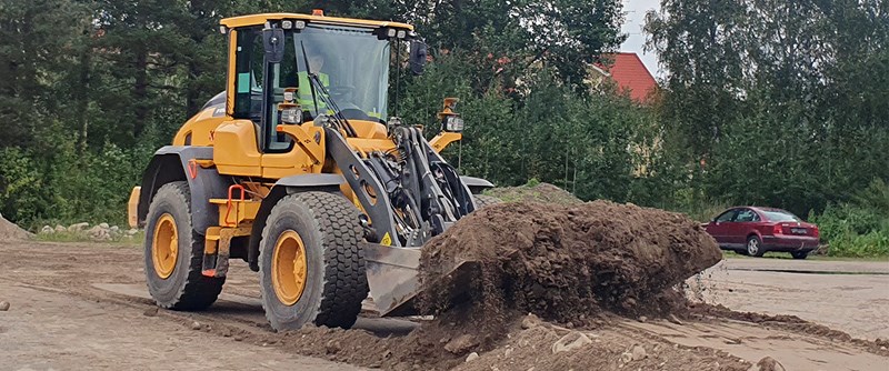 Tung trafik körs dagligen på eller vid stora grusplanen.