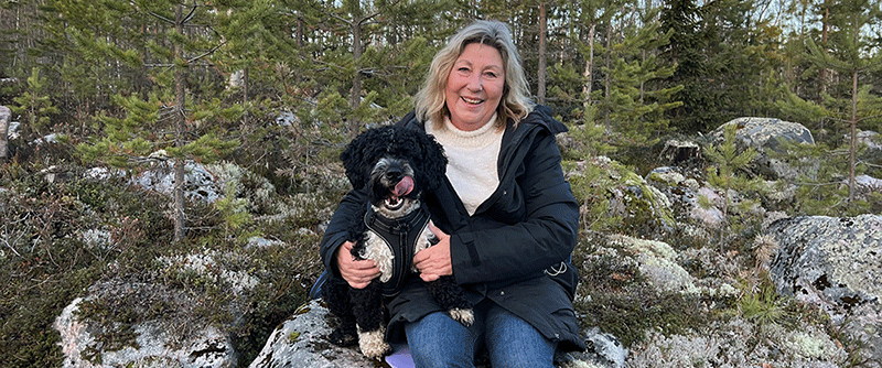 Yvette och hunden Ozzy trivs i skogen.