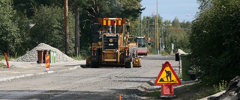 Underhållsarbeten på gator och vägar görs på sommaren när tjälen har gått ur marken.