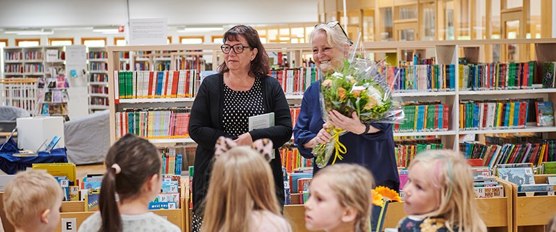 Rektor Gitte Franzén och Marita Björkman Forsman, t.f. ordförande i Barn- och utbildningsnämnden delade ut blommor. 