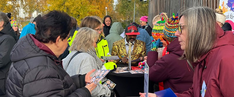 Det var hård åtgång på fribiljetterna som delades ut under vernissagen av fotoutställningen Allas lika värde.