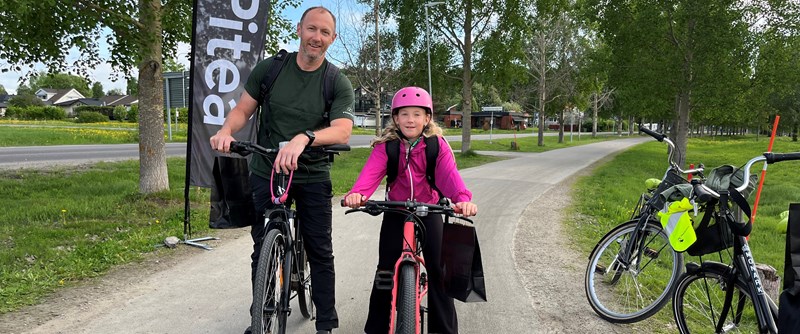 Julia och Johan Engström cyklar tillsammans till skola och jobb.