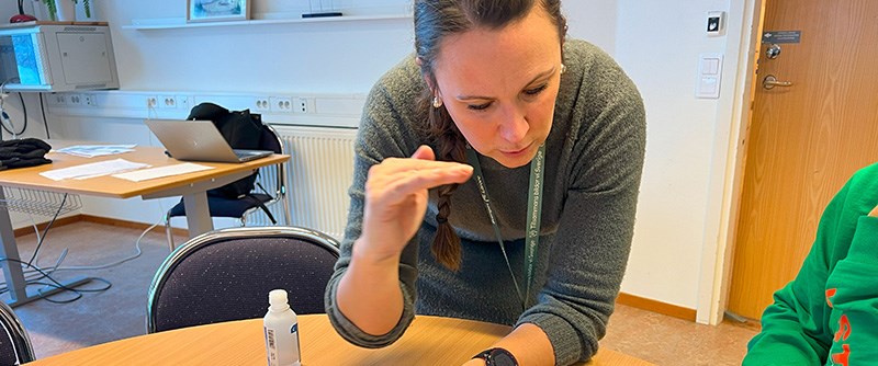 Josefine Svärdsudd, lärare i omvårdnad, går igenom instruktionerna för att mäta blodsocker.