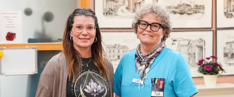 Sara Öhlund, personlig assistent, och Åsa Lundmark, undersköterska i hemtjänsten, trivs med sina arbeten.